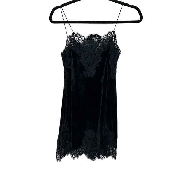 Alice + Olivia Dresses & Skirts - NWT Alice + olivia by stacey bennett black lace mini dress cc708b12511
